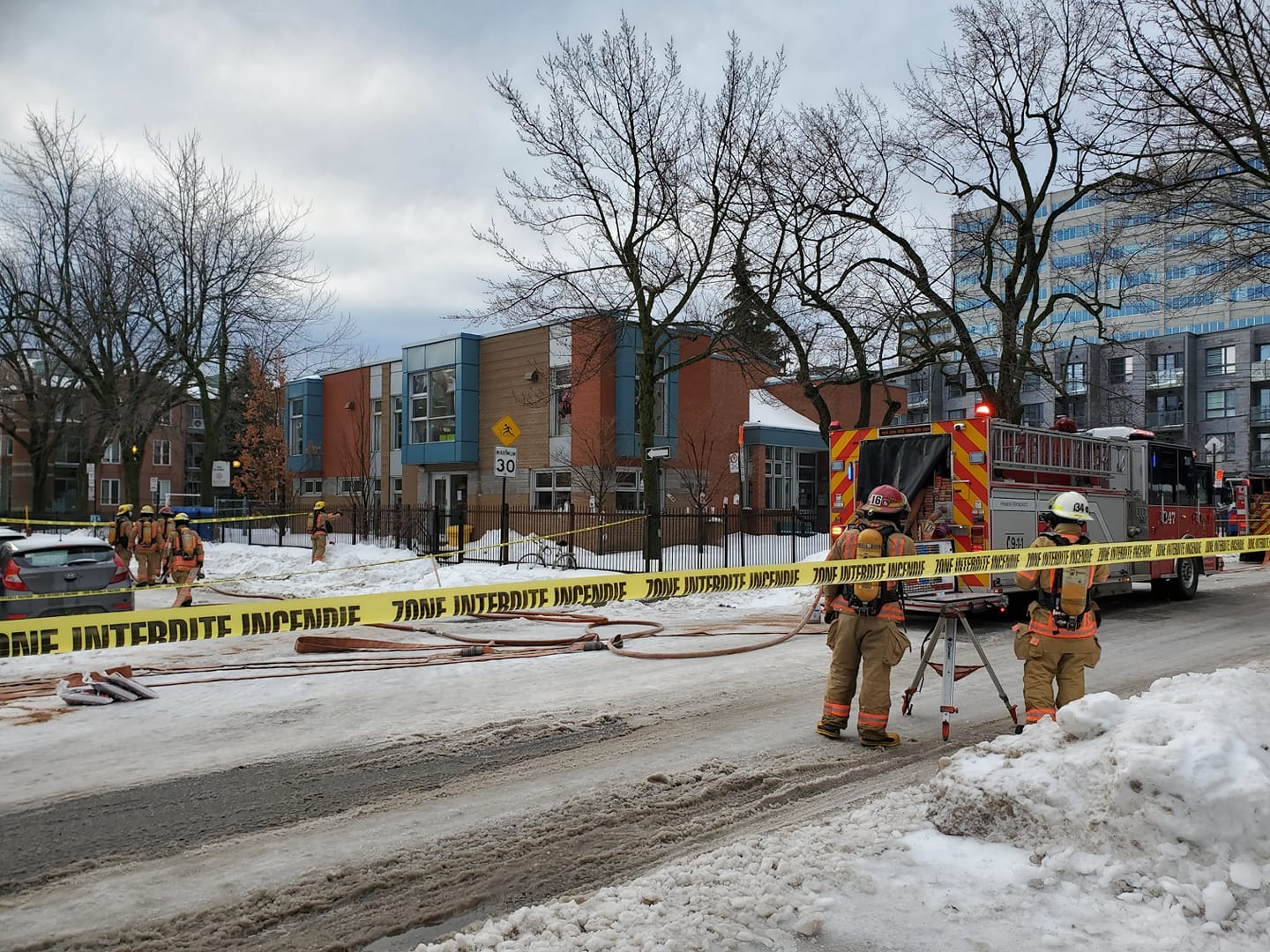 Peut être une image de 4 personnes et route