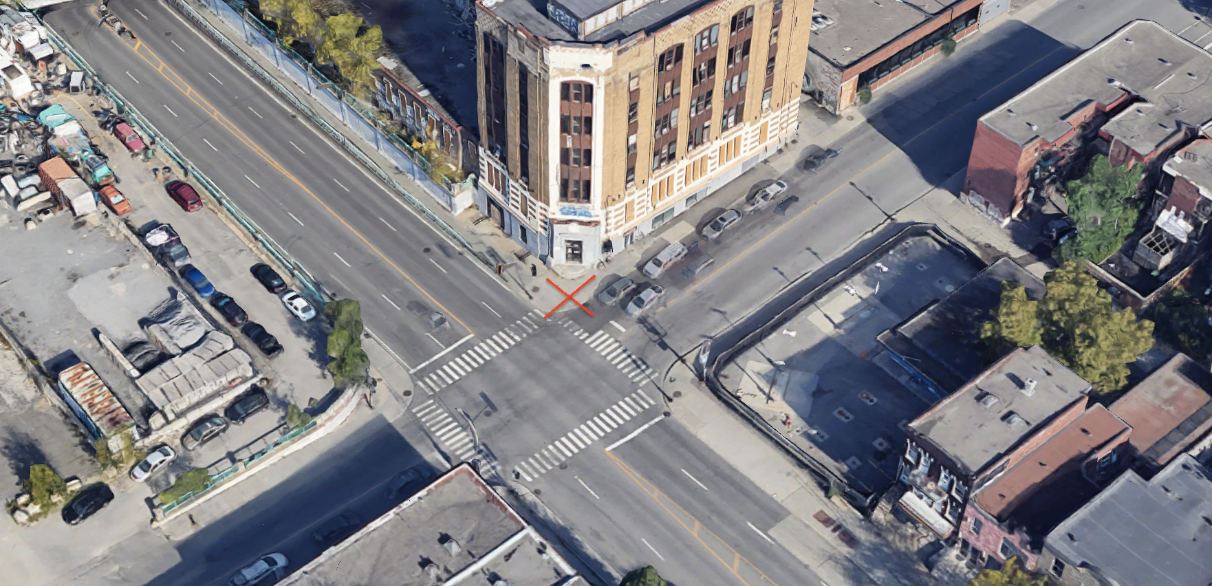 Cette photo aérienne montre l'intersection des rues du Parc et Van Horne, avec un X sur le coin haut-droit.