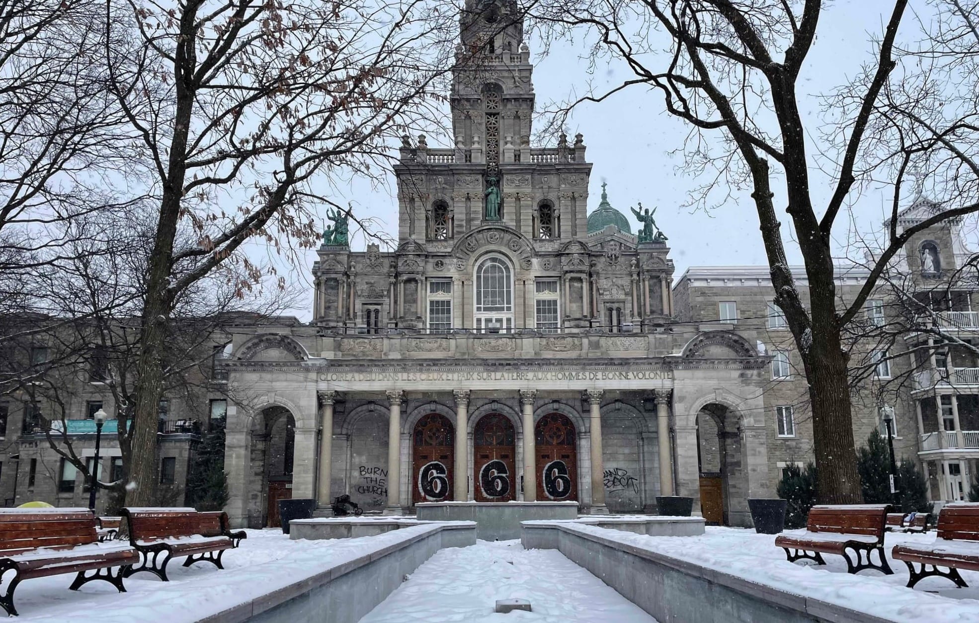 Photo de la façade de l'église Saint-Enfant-Jésus où l'on voit trois énormes "6" et la mention "Burn the church".