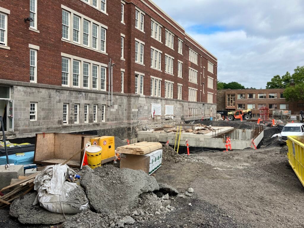 On voit la façade du bâtiment sur Christophe-Colomb avec des travaux sur le sol environnant.