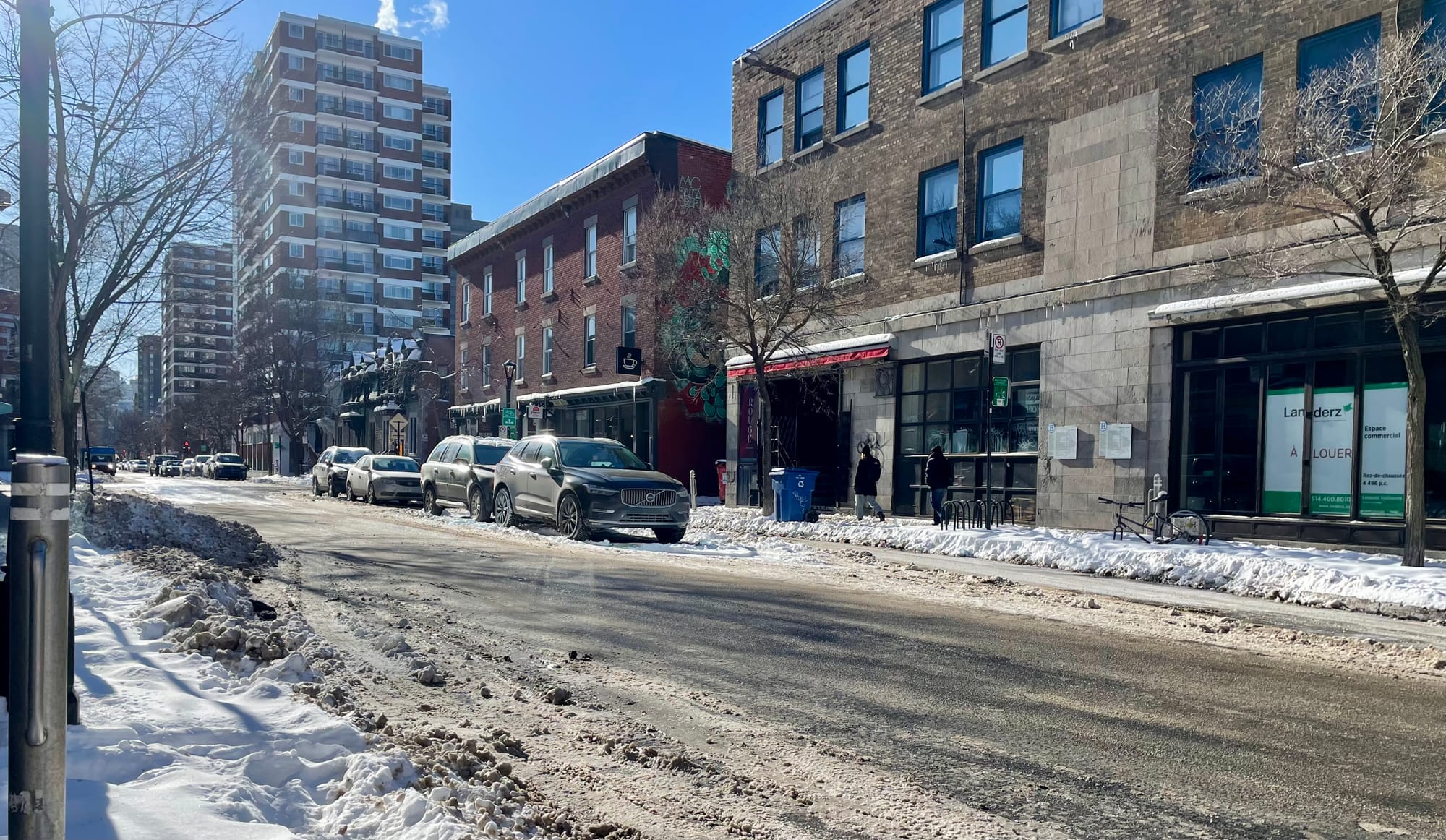 L'ouest de la rue Prince-Arthur l'hiver. On y voir une pancarte de commerce à louer et un vélo à une roue dans la neige. 