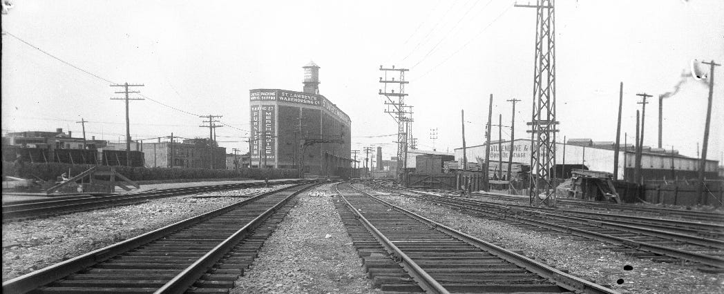 Sur une vielle image en noir et blanc, on peut voir l'entrepôt Van Horne de loin, de la perspective du chemin de fer à quelques centaines de mètres. 