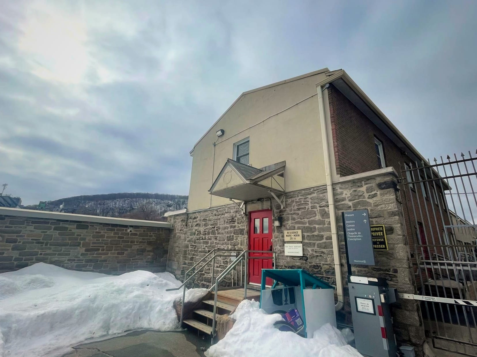 Vue de l'entrée est de la résidence Marie-Morin, avec la Mont Royal en arrière-plan. 