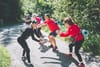 Un groupe d'adultes font des exercices sur un sentier extérieur, au soleil.